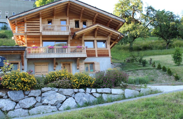 Chalet con vista panorámica, acceso a las pistas a través de transporte gratuito a 100 metros.