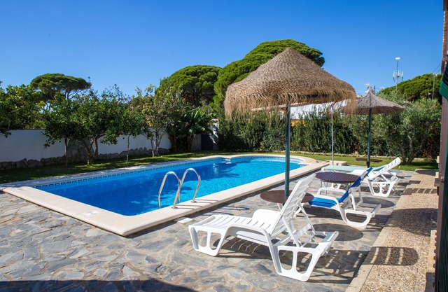 CHALET CON PISCINA EN CONIL
