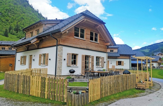 Chalet with sauna and hot tub near the ski lift