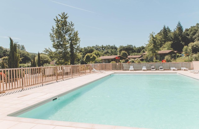 Chalet con piscina de temporada cerca de Cahors en residencia de vacaciones ***