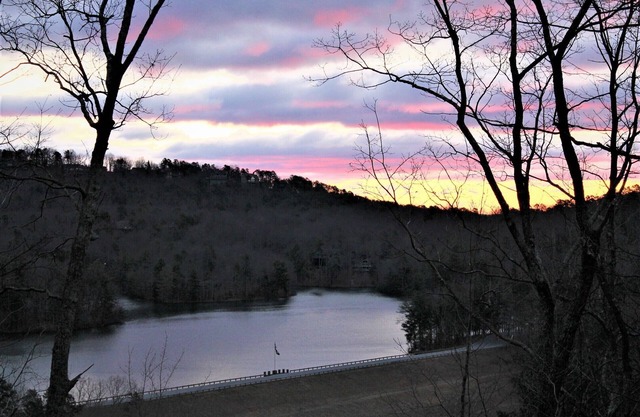 Chalet con vistas al lago y montaña en canoa grande