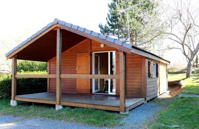 Chalets familiaux avec accès piscine naturelle, camping en plein air à Treignat - FR-1-489-405