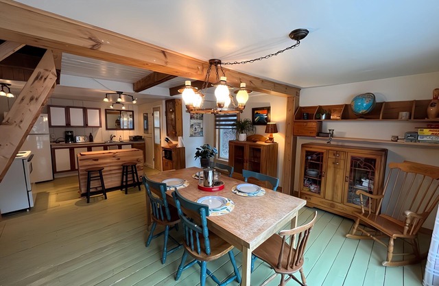 Chaleureux Chalet au Bord de L'eau et Près des Montagnes