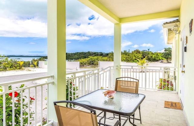 Chalk Sound Jungle Oasis, Good WiFi, Walk to Beach