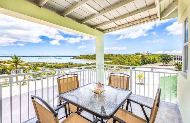 Chalk Sound: Lagoon Views, Great Eats and Beach Nearby