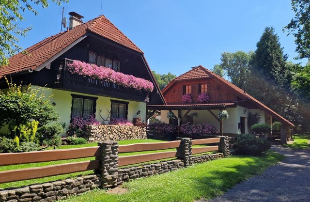 Chaloupka u řeky