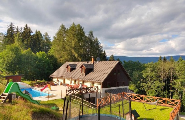 Chalupa Barborka - Národní park Krkonoše, sauna, bazén, dětské hřiště, gril, 6 pokojů, kuchyň, společenská místnost s krbem