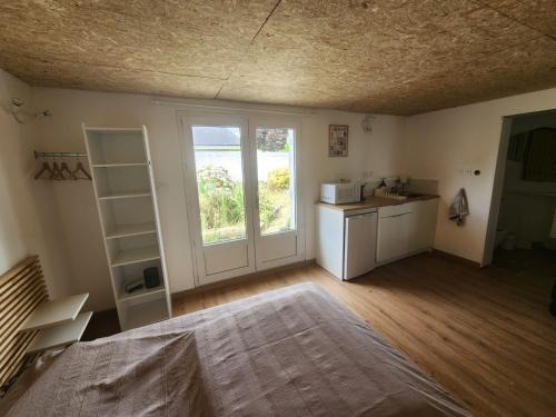Chambre avec cuisine et sdb privative, au calme