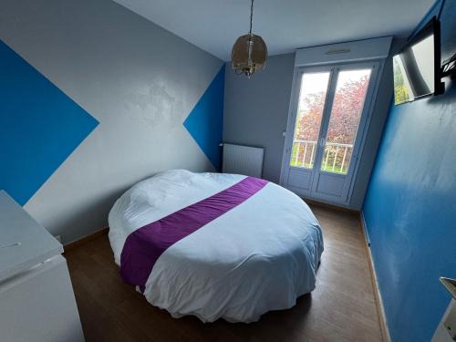 Chambre avec lit rond insolite proche gare TGV