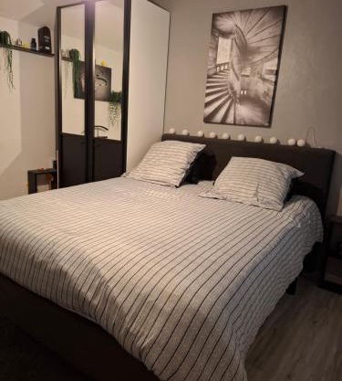 Chambre avec SDB privative et parking MOTO ou VL