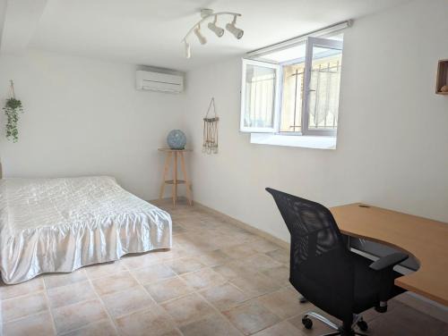 Chambre climatisée 2 places plus une place Bébé 0-3 ans, salle de bain et WC en espace privatif
