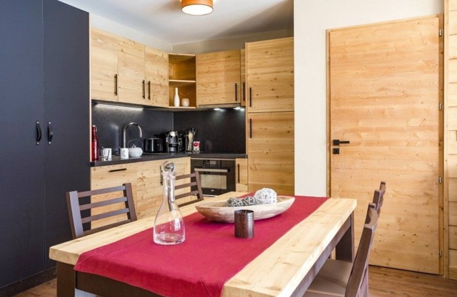 Chambre Confortable avec une Cheminée + Parfait pour les Skieurs | Vos Prochaines Vacances de Ski