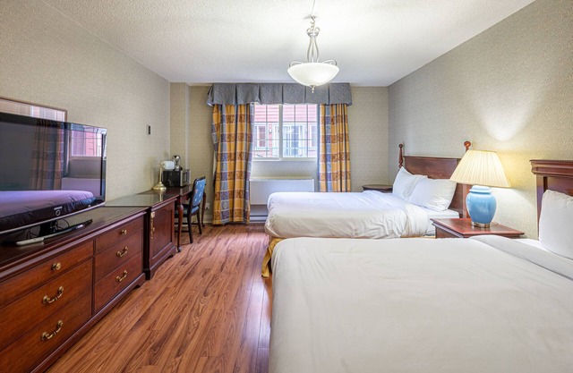 Chambre d'hotel le Cadillac 2 lits queen