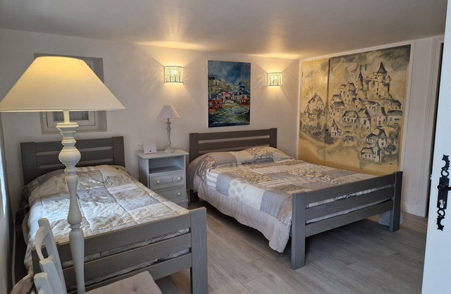 CHAMBRE D'HÖTE AT THE FOOT OF THE CHATEAU .MAISON PÉRIGOURDINE EN PIERRE.AVEC PISCINE.