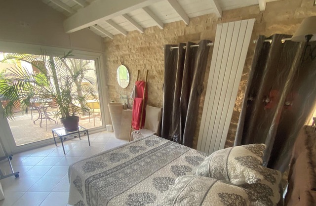 Chambre en Pierre Avec Accès Piscine et Pool House