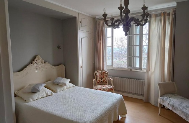 Chambre grise dans une demeure du 16ème à Saumur comprenant cuisine équipée