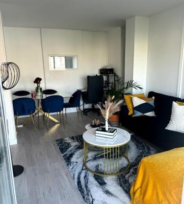 Chambre privée ds Appartement Design et Confort refait à neuf PROCHE de PARIS, la DEFENSE et VERSAILLES