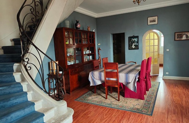 Chambre rouge dans une très belle demeure du 16ème à Saumur comprenant cuisine équipée