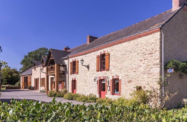 Chambre rustique avec lit king-size, cheminée, petit-déjeuner et équipements pour enfants à Bouvron - FR-1-306-1249