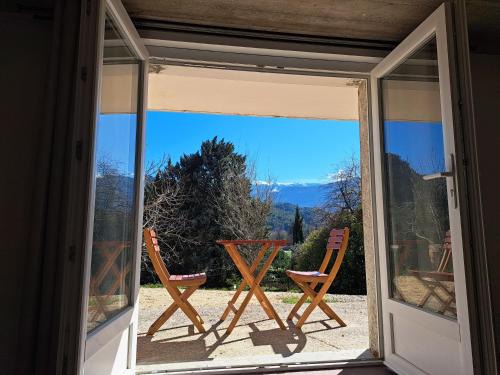 Chambre spacieuse vue sur le Ventoux