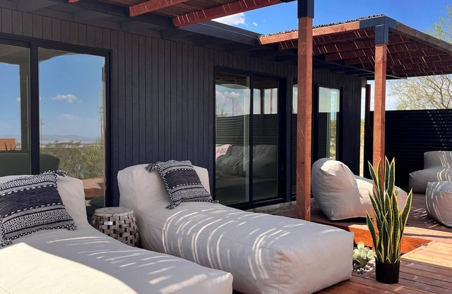 Champagne Supernova Modern Desert Chic w/ Stunning views...Hot Tub & Pool Table!