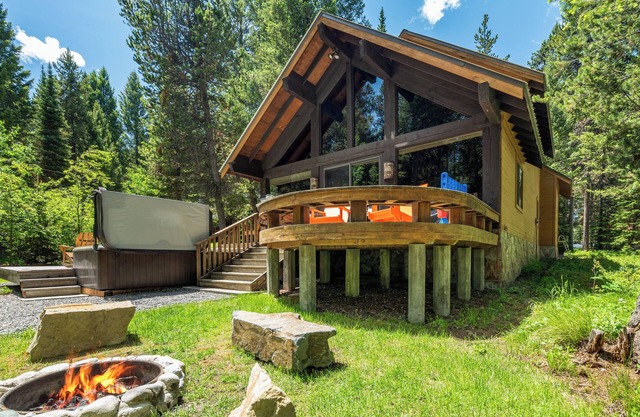Chandler's Lodge 3Br/2Ba,Hot tub,Private Dock,BBQ,Fire Pit,Stargazing-Close to Lake,25M 2 YNP