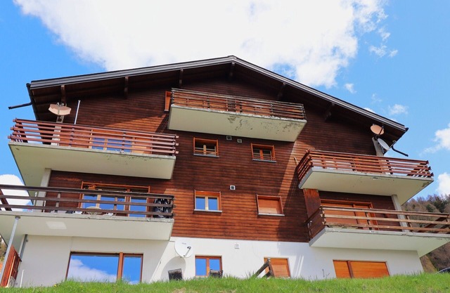 Chandolin is accessible all year round from Sierre by car or bus. However, the Val d'Anniviers is a