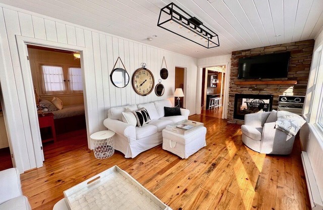 Chandos Lake Waterside Retreat