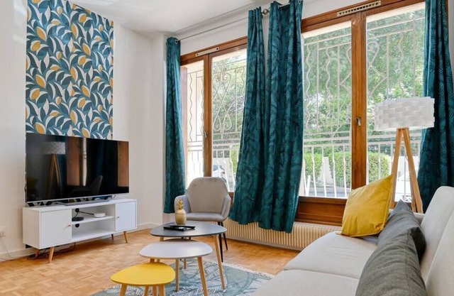 CHAPE-LargeT5 6 min walk from the Cinq Avenue metro station