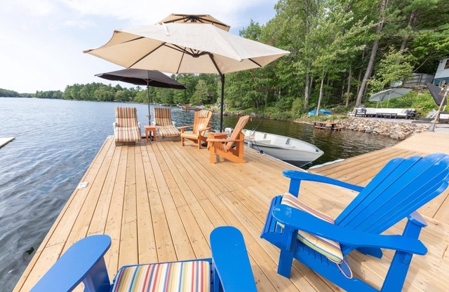 Charming cottage & bunkie on Long Lake near Bala! All-day Sun and Sunsets!