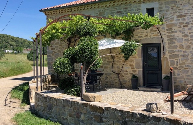 Charming cottage with independent access in a Mas of character.