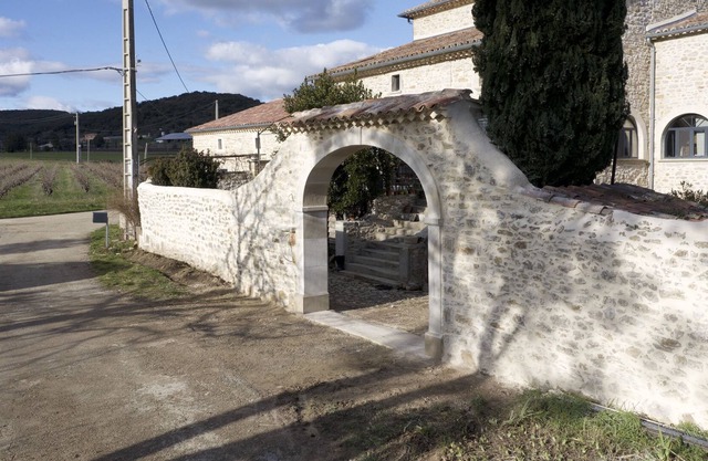 Charming cottages with independent access in a Mas of character
