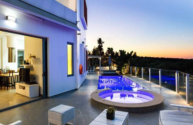 Villa Chara! Piscina climatizada, jacuzzi al aire libre, gimnasio, ping pong, parque infantil y bicicletas.