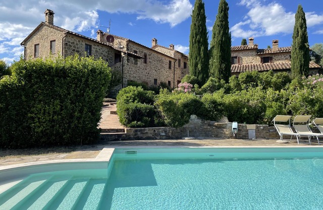 Apartamento de carácter con piscina y jardín privado