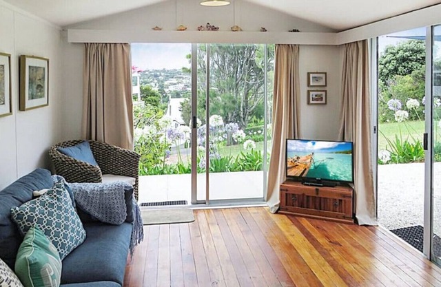 Huia Beach Bach- Waiheke Escapes