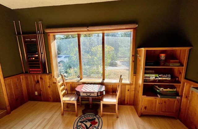 Character Home, Pool Table, 2 min walk to Beach, Hot Tub, Fenced Yard