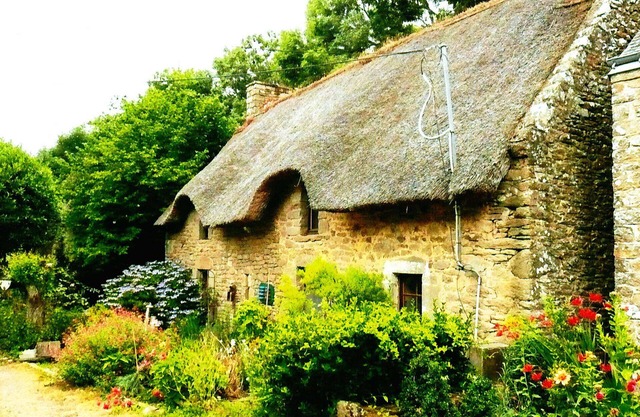 Casa de personajes en el Golfo de Morbihan cerca del mar