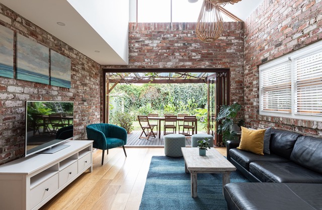 Character Loft House- walk to the beach and cafes