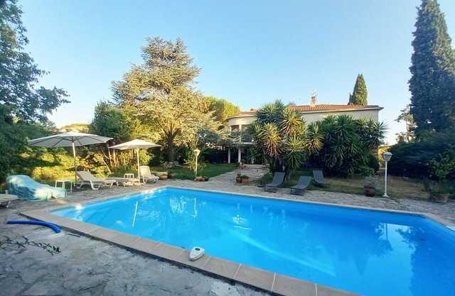 Character villa, village center, large garden, pool, 5mm from beaches, streetcar.