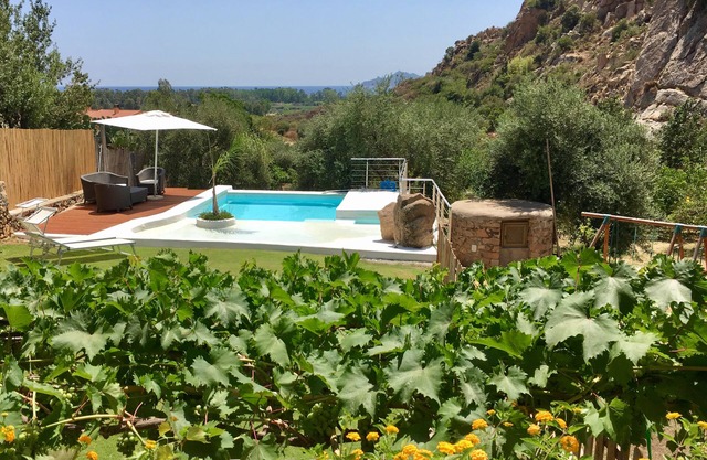 Característica con piscina y vista al mar