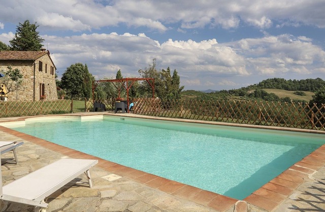 Característica casa de piedra construida con piscina privada en la Toscana