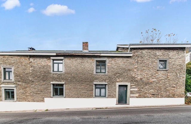 Casa de vacaciones típica en Cherain con balcón