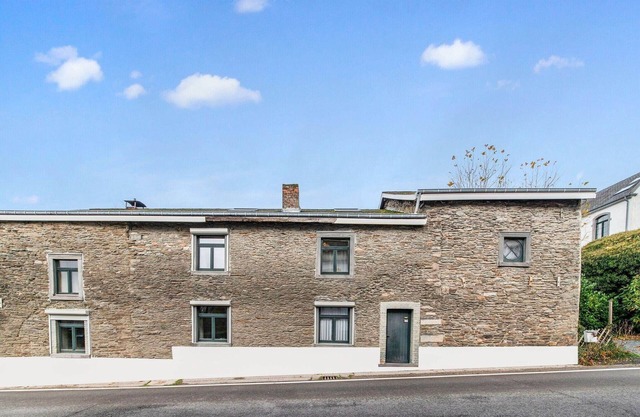 Casa de vacaciones típica en Cherain con balcón