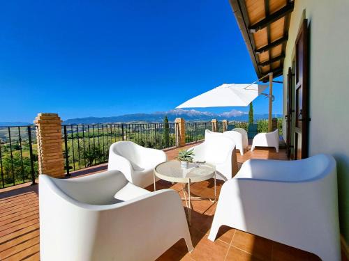 Characteristic restored farmhouse with 360 degree views