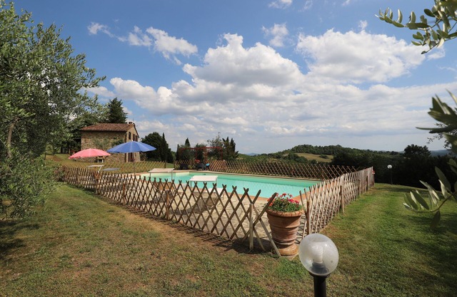 Characteristic stone built house with private pool near Radicondoli
