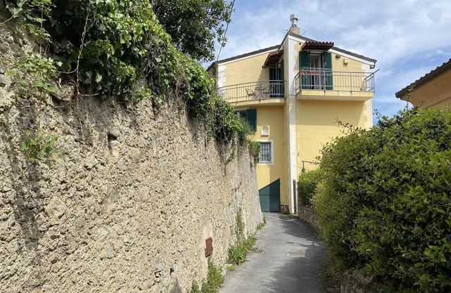 Characteristic terrat in historic hamlet 5 minutes from the sea!