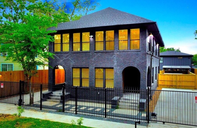 ⭐️Charcoal Serenity Retreat⭐️HotTub⭐️10BR⭐️10.5 Bathrooms⭐️Fully Gated w/ Pkng⭐️
