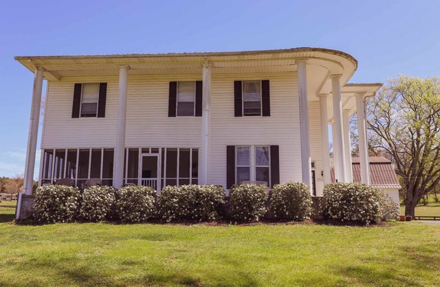 Charleston Manor -Large farmhouse sleeps 8 and pet friendly.