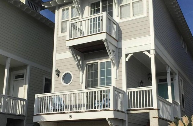 Charleston-Style Row House featured on HGTV w/ WiFi & Creek Views