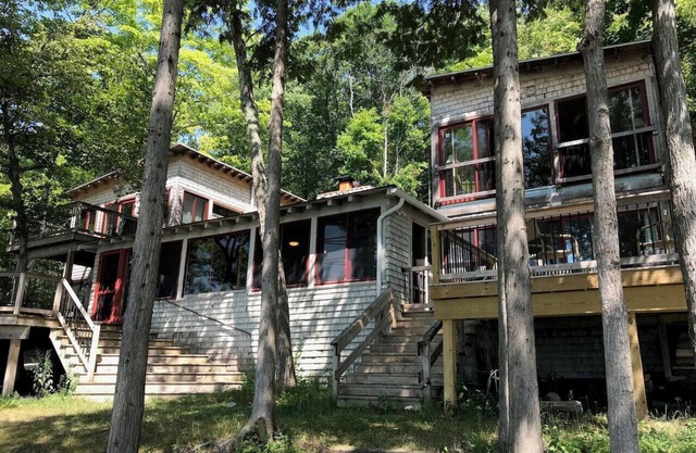 Charlevoix Bell House- 5 br Lakefront Northwoods cottage with private beach